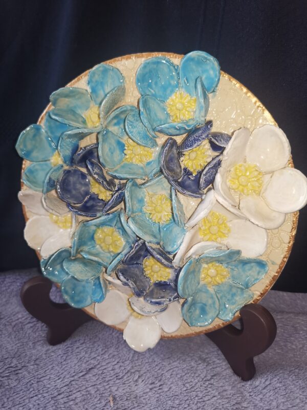 Daisieswild flowers 3D sculptural ceramic plate,  handmade - Image 5