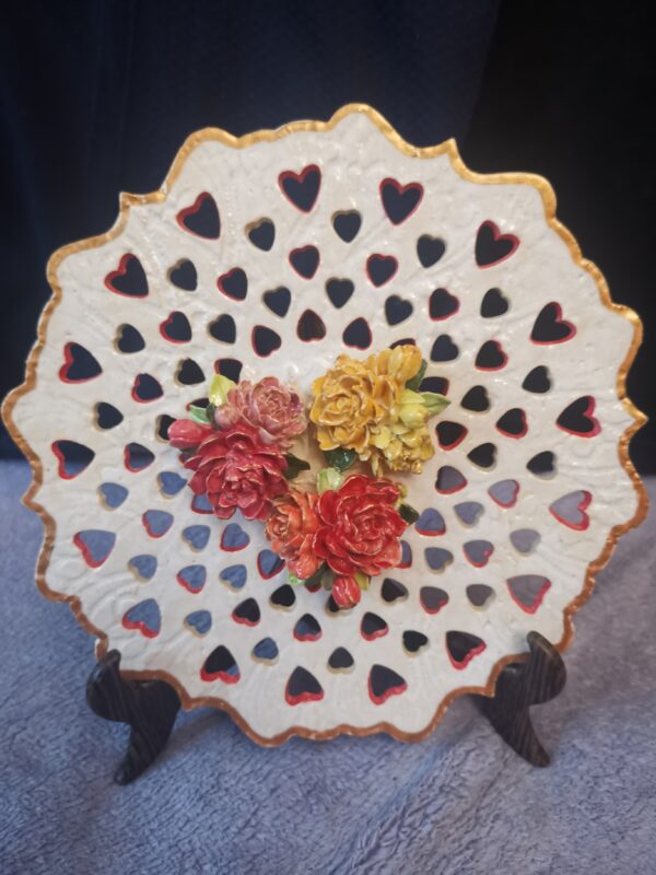 Openwork and cut 3D sculptural flowers ceramic plate - Image 4