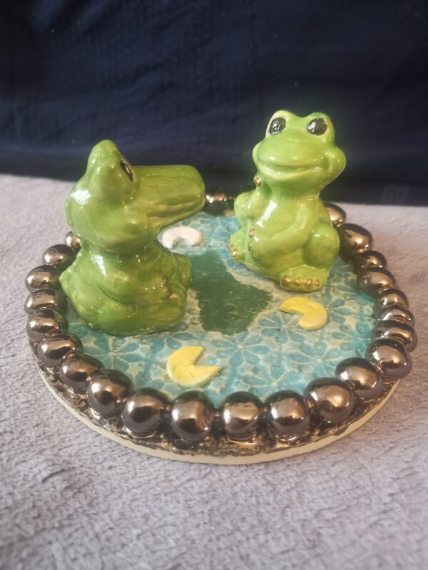 Frog and crocodile on the lake, handmade ceramic plate - Image 2