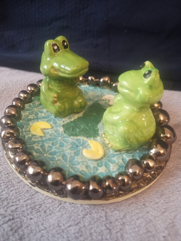 Frog and crocodile on the lake, handmade ceramic plate - Image 6