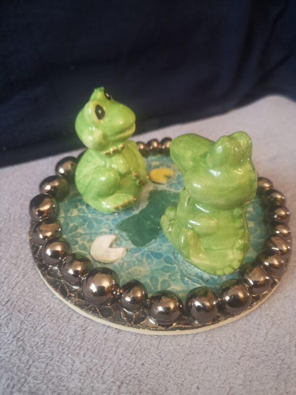 Frog and crocodile on the lake, handmade ceramic plate - Image 5