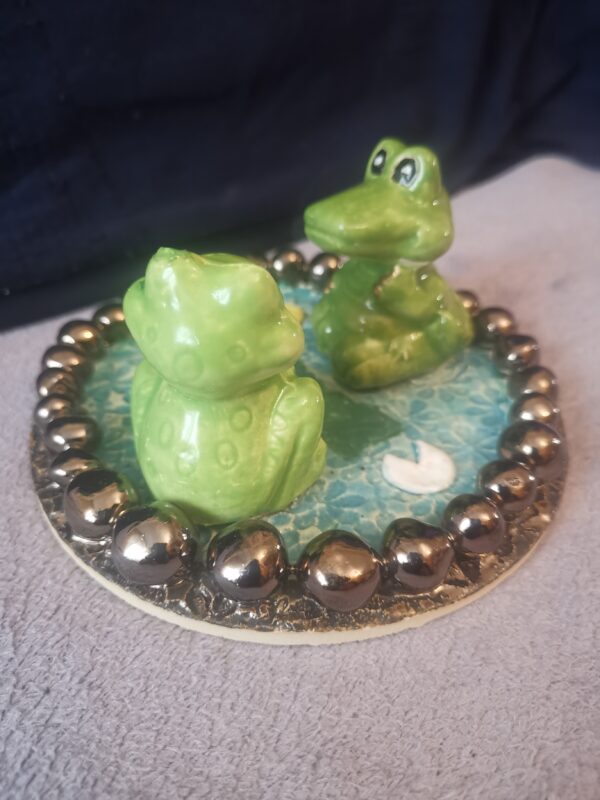 Frog and crocodile on the lake, handmade ceramic plate - Image 4