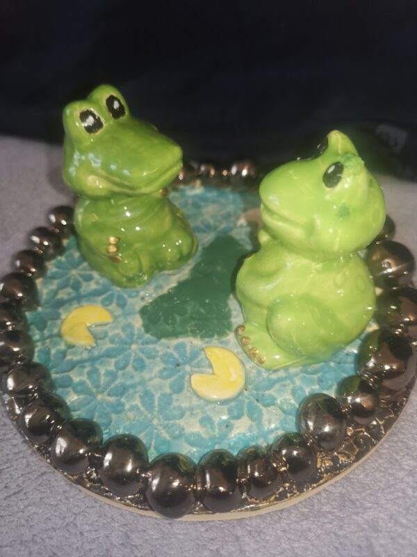 Frog and crocodile on the lake, handmade ceramic plate - Image 3