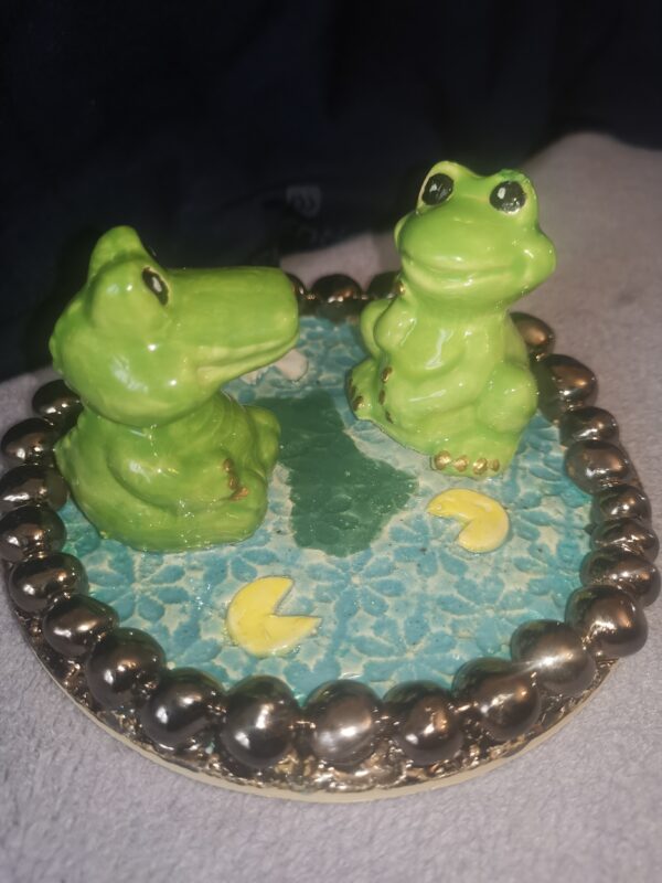 Frog and crocodile on the lake, handmade ceramic plate - Image 7