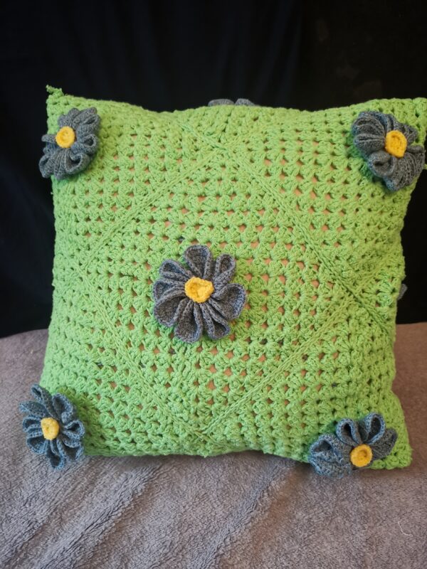 Pillow Daisies on green background knitted cover - Image 6