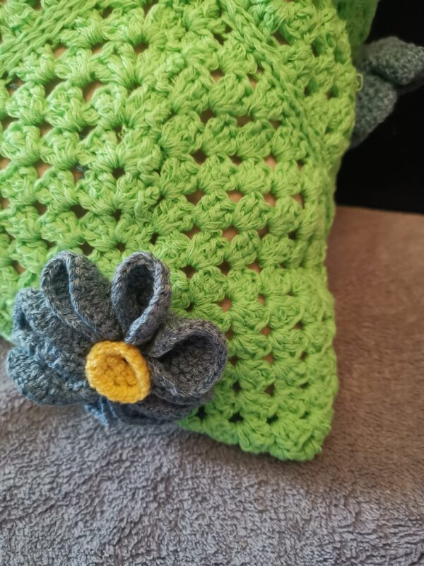 Pillow Daisies on green background knitted cover - Image 3