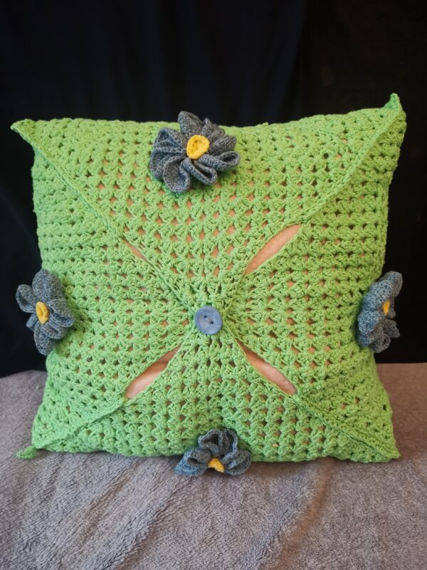 Pillow Daisies on green background knitted cover - Image 2